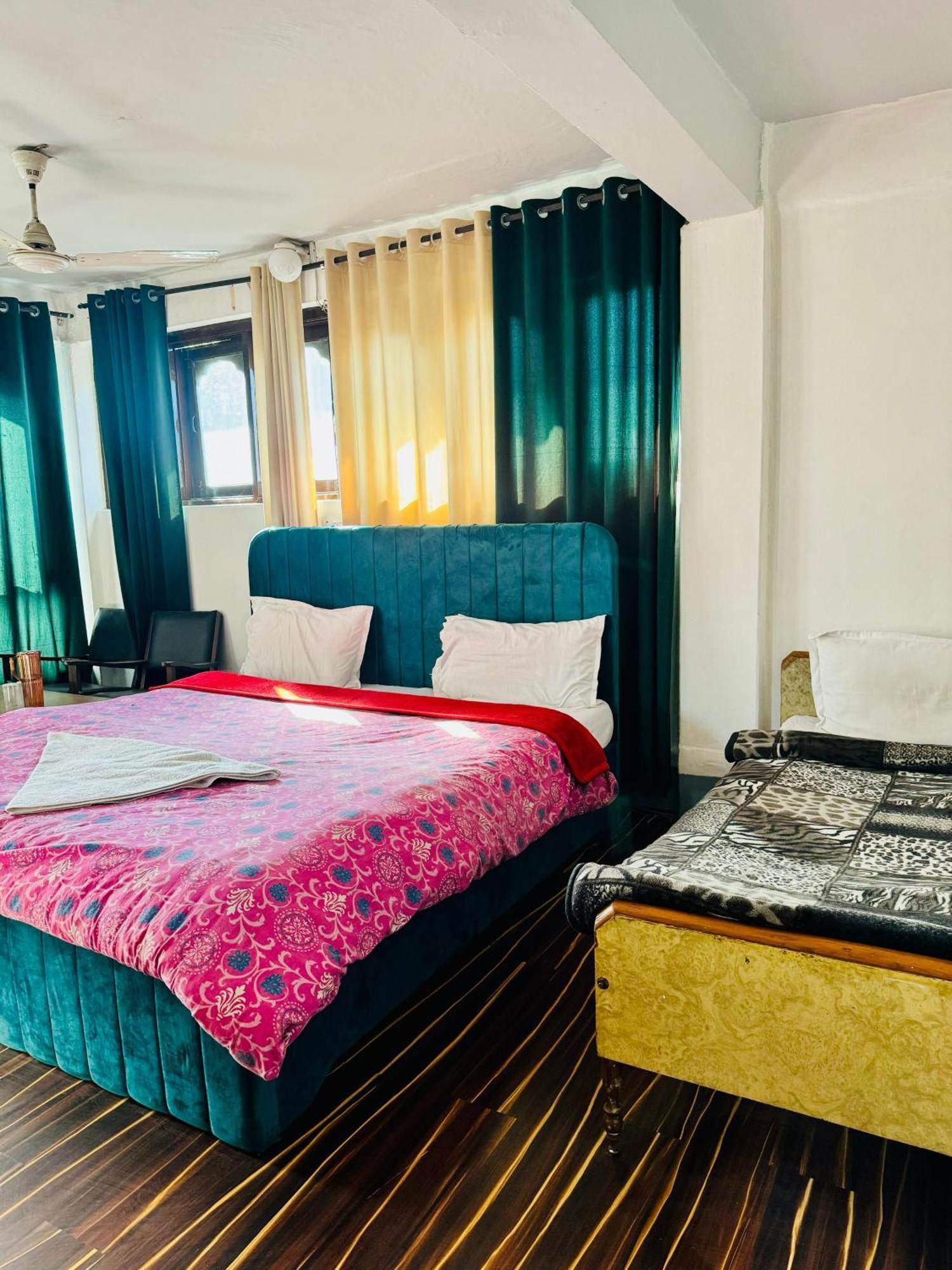 Olive Ventures, Royal Inn, Ritz Srīnagar Dış mekan fotoğraf